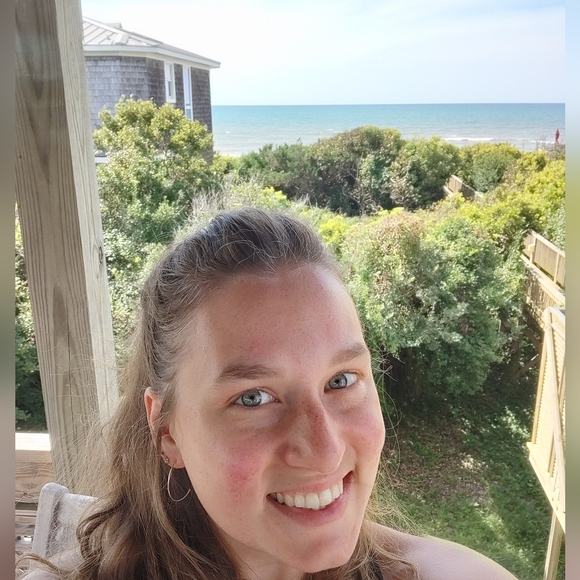 Meet your Posher, Courtney - Picture 3 of 4